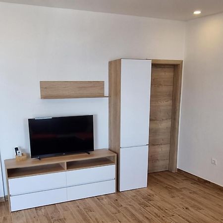 Apartments Sky Брела Екстериор снимка