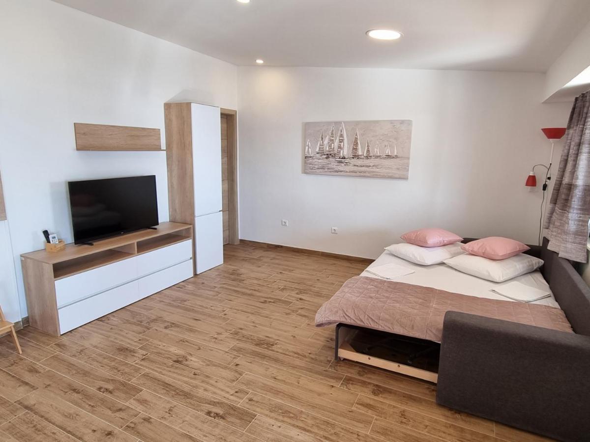 Apartments Sky Брела Екстериор снимка