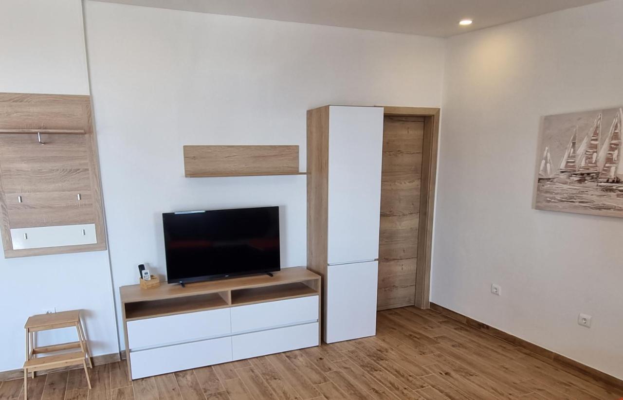 Apartments Sky Брела Екстериор снимка