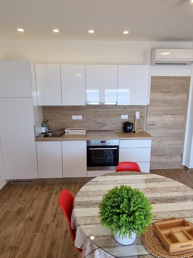 Apartments Sky Брела Екстериор снимка