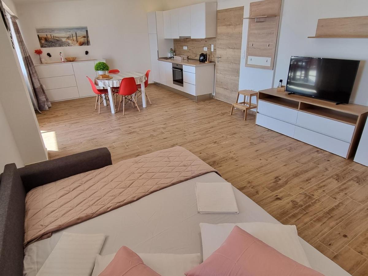 Apartments Sky Брела Екстериор снимка