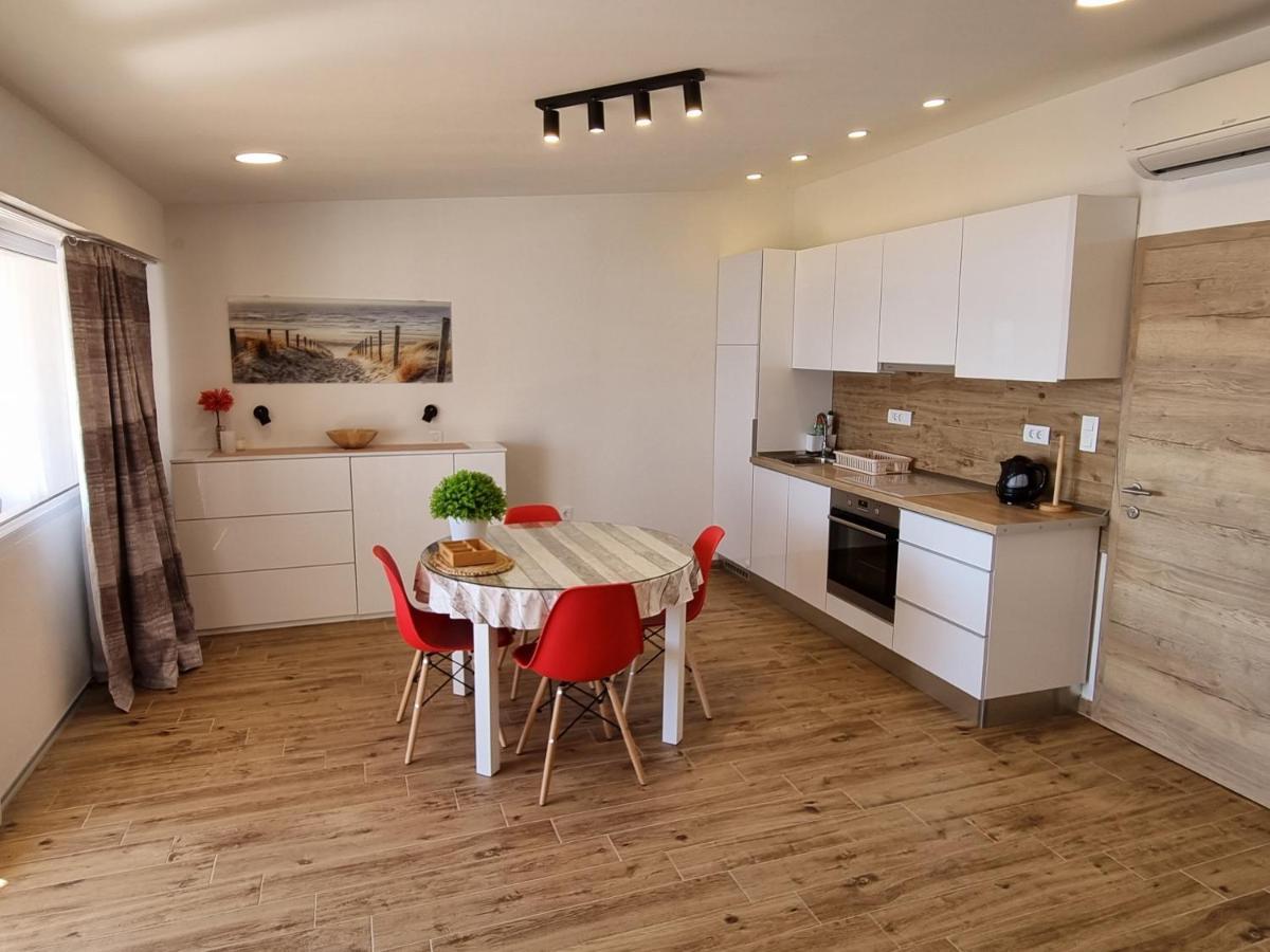 Apartments Sky Брела Екстериор снимка