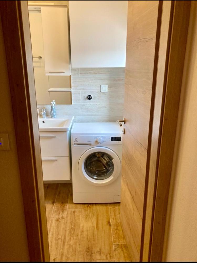 Apartments Sky Брела Екстериор снимка