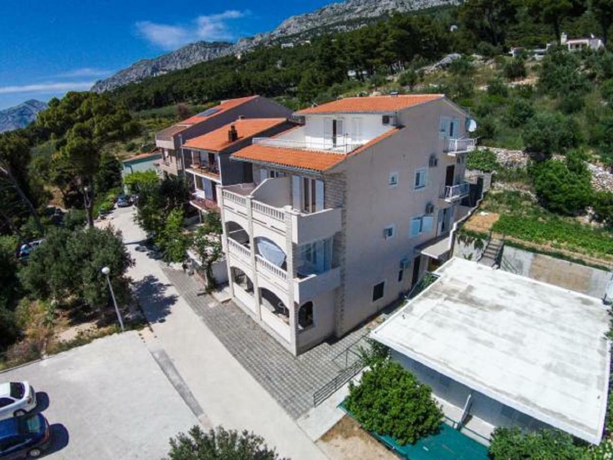 Apartments Sky Брела Екстериор снимка